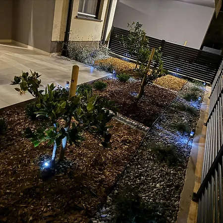 Apartmán New Luxury Air-conditioned Apartment, With Jacuzzi, Free Parking And Gardens *