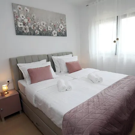 Apartmán New Luxury Air-conditioned Apartment, With Jacuzzi, Free Parking And Gardens