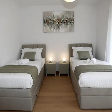 New Luxury Air-conditioned Apartment, With Jacuzzi, Free Parking And Gardens * פולה