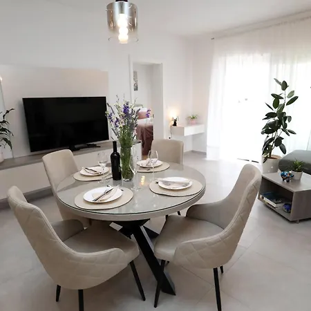 New Luxury Air-conditioned Apartment, With Jacuzzi, Free Parking And Gardens