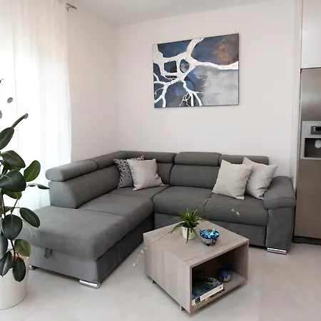 New Luxury Air-conditioned Apartment, With Jacuzzi, Free Parking And Gardens Appartamento Pola