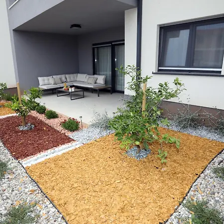 New Luxury Air-conditioned Apartment, With Jacuzzi, Free Parking And Gardens Apartmán *