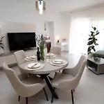New Luxury Air-conditioned Apartment, With Jacuzzi, Free Parking And Gardens