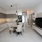 Apartment New Luxury Air-conditioned Apartment, With Jacuzzi, Free Parking And Gardens *