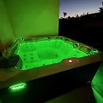 New Luxury Air-conditioned Apartment, With Jacuzzi, Free Parking And Gardens *