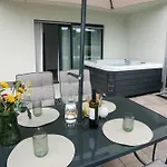 Apartment New Luxury Air-conditioned Apartment, With Jacuzzi, Free Parking And Gardens *