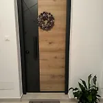New Luxury Air-conditioned Apartment, With Jacuzzi, Free Parking And Gardens Apartment