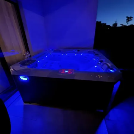 New Luxury Air-conditioned Apartment, With Jacuzzi, Free Parking And Gardens Lejlighed