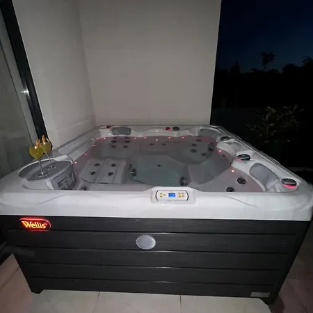 New Luxury Air-conditioned Apartment, With Jacuzzi, Free Parking And Gardens بولا
