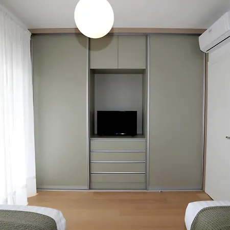 New Luxury Air-conditioned Apartment, With Jacuzzi, Free Parking And Gardens شقة بولا