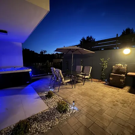 New Luxury Air-conditioned Apartment, With Jacuzzi, Free Parking And Gardens Appartement *