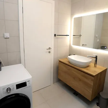 New Luxury Air-conditioned Apartment, With Jacuzzi, Free Parking And Gardens *