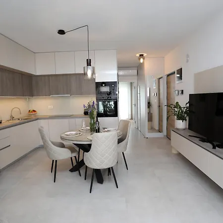 Lejlighed New Luxury Air-conditioned Apartment, With Jacuzzi, Free Parking And Gardens *