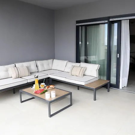 New Luxury Air-conditioned Apartment, With Jacuzzi, Free Parking And Gardens * بولا