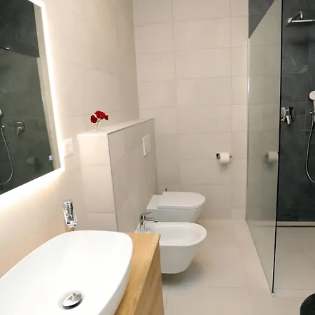 New Luxury Air-conditioned Apartment, With Jacuzzi, Free Parking And Gardens Apartamento Pula