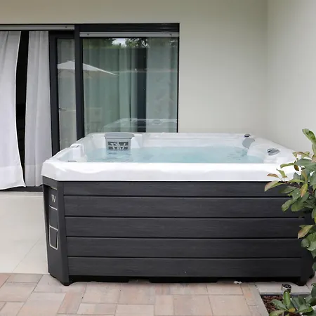 شقة New Luxury Air-conditioned Apartment, With Jacuzzi, Free Parking And Gardens *