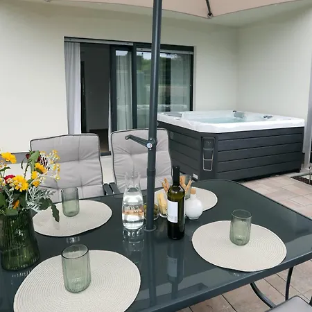 شقة New Luxury Air-conditioned Apartment, With Jacuzzi, Free Parking And Gardens *
