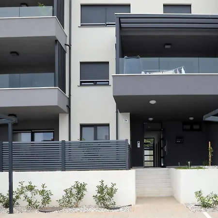 New Luxury Air-conditioned Apartment, With Jacuzzi, Free Parking And Gardens Appartement *