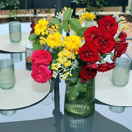 New Luxury Air-conditioned Apartment, With Jacuzzi, Free Parking And Gardens *