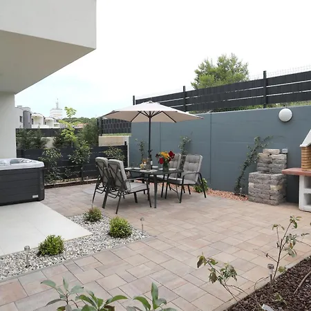 New Luxury Air-conditioned Apartment, With Jacuzzi, Free Parking And Gardens * Пула