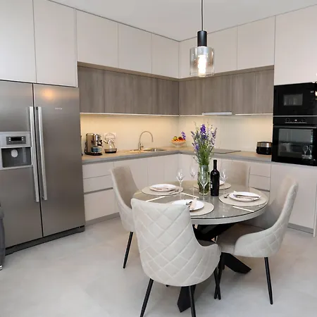 شقة New Luxury Air-conditioned Apartment, With Jacuzzi, Free Parking And Gardens بولا