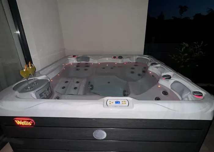 New Luxury Air-conditioned Apartment, With Jacuzzi, Free Parking And Gardens Pula