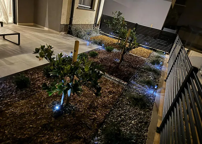 Apartment New Luxury Air-conditioned Apartment, With Jacuzzi, Free Parking And Gardens *