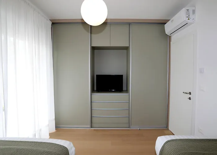 New Luxury Air-conditioned Apartment, With Jacuzzi, Free Parking And Gardens Apartment Pula