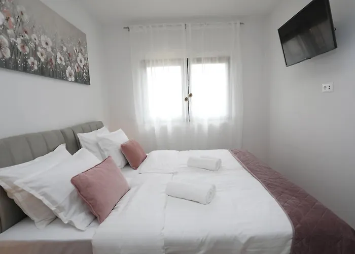 New Luxury Air-conditioned Apartment, With Jacuzzi, Free Parking And Gardens Daire Pula
