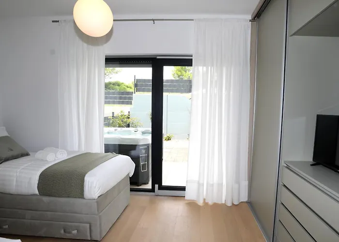 Apartment New Luxury Air-conditioned Apartment, With Jacuzzi, Free Parking And Gardens *