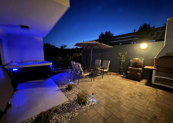 New Luxury Air-conditioned Apartment, With Jacuzzi, Free Parking And Gardens Daire *