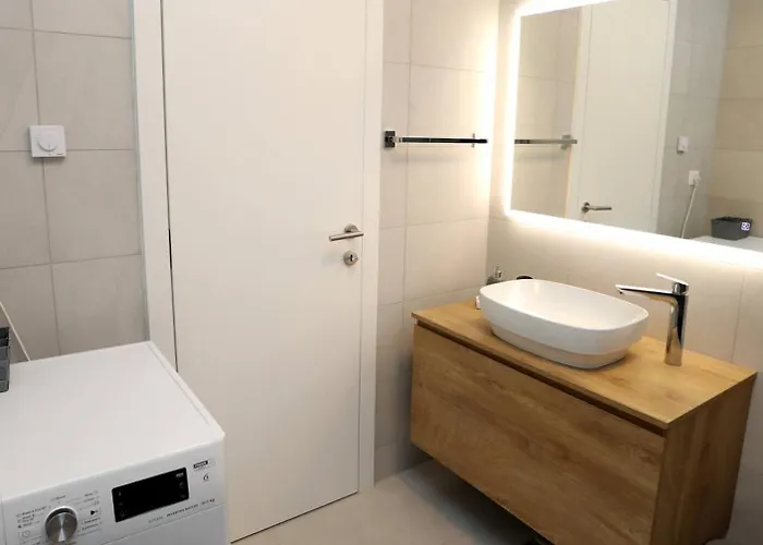 New Luxury Air-conditioned Apartment, With Jacuzzi, Free Parking And Gardens *