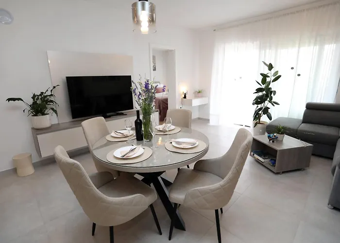 New Luxury Air-conditioned Apartment, With Jacuzzi, Free Parking And Gardens