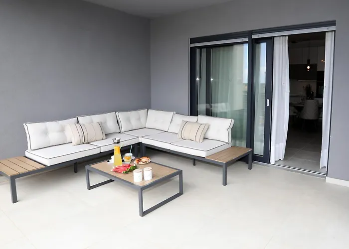 New Luxury Air-conditioned Apartment, With Jacuzzi, Free Parking And Gardens * Pula