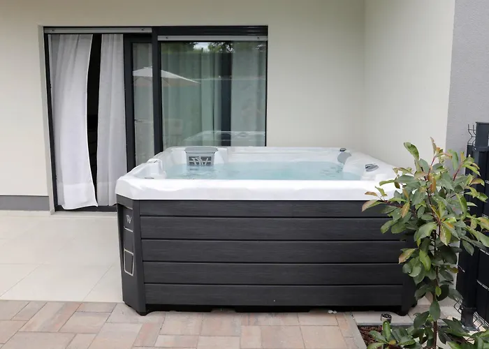 Apartment New Luxury Air-conditioned Apartment, With Jacuzzi, Free Parking And Gardens *