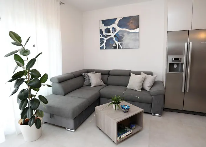 New Luxury Air-conditioned Apartment, With Jacuzzi, Free Parking And Gardens Daire Pula