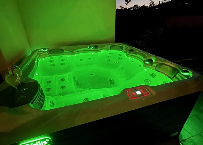 New Luxury Air-conditioned Apartment, With Jacuzzi, Free Parking And Gardens *