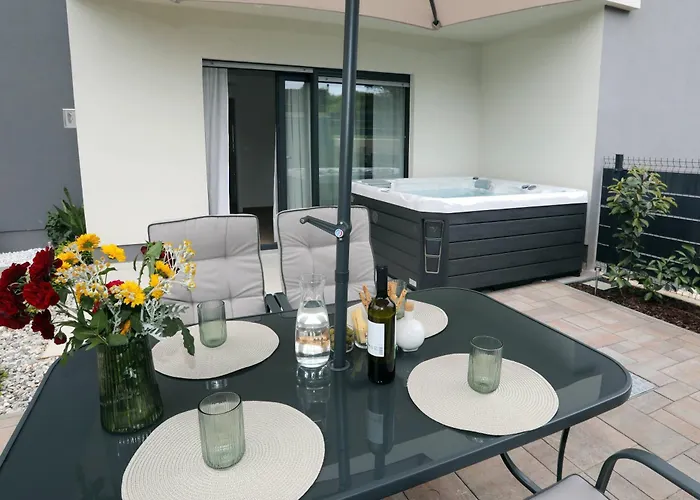 Apartment New Luxury Air-conditioned Apartment, With Jacuzzi, Free Parking And Gardens *
