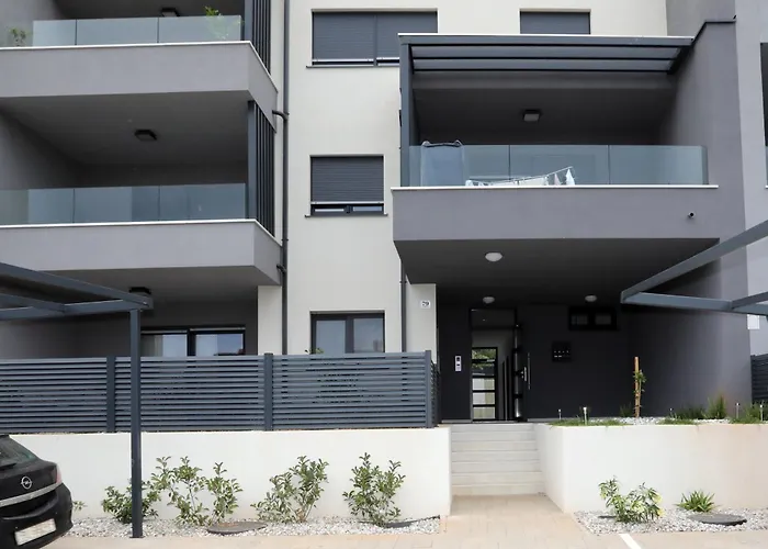 New Luxury Air-conditioned Apartment, With Jacuzzi, Free Parking And Gardens Apartment *