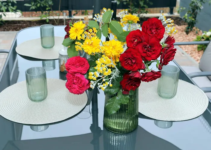 New Luxury Air-conditioned Apartment, With Jacuzzi, Free Parking And Gardens *