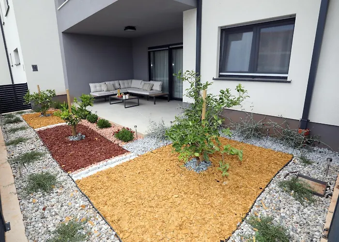 New Luxury Air-conditioned Apartment, With Jacuzzi, Free Parking And Gardens Apartment *