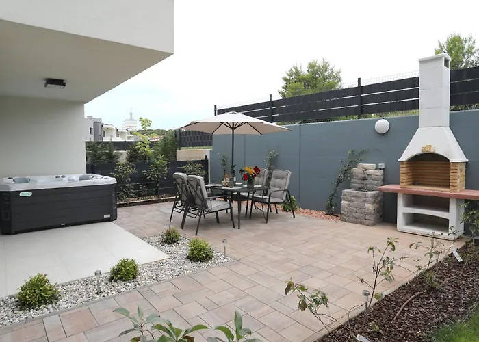 New Luxury Air-conditioned Apartment, With Jacuzzi, Free Parking And Gardens * Pula