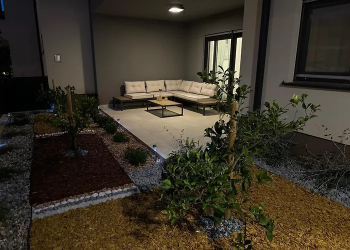 New Luxury Air-conditioned Apartment, With Jacuzzi, Free Parking And Gardens *