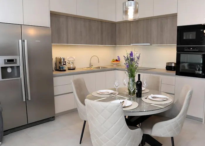 Daire New Luxury Air-conditioned Apartment, With Jacuzzi, Free Parking And Gardens Pula