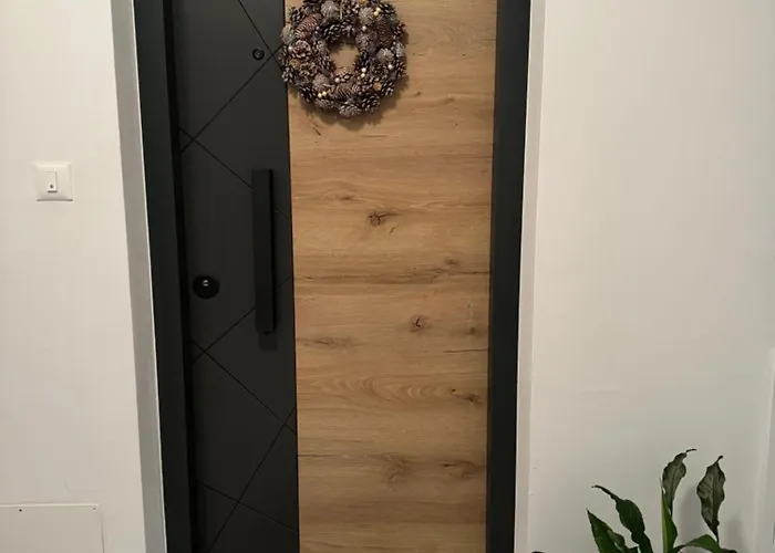 New Luxury Air-conditioned Apartment, With Jacuzzi, Free Parking And Gardens Apartment