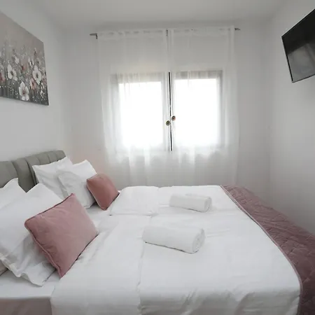 New Luxury Air-conditioned Apartment, With Jacuzzi, Free Parking And Gardens 아파트 풀라