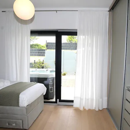 Apartman New Luxury Air-conditioned Apartment, With Jacuzzi, Free Parking And Gardens *