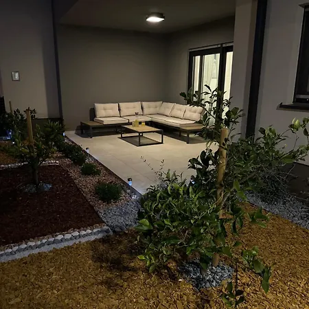 New Luxury Air-conditioned Apartment, With Jacuzzi, Free Parking And Gardens *