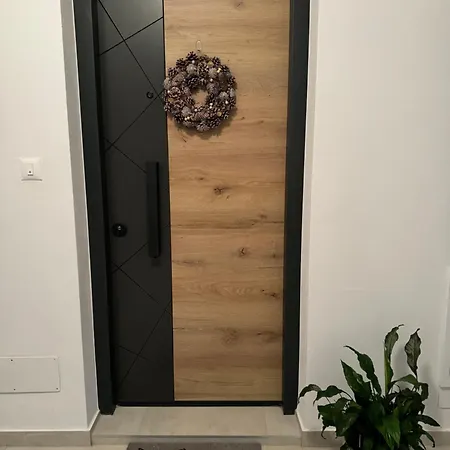 New Luxury Air-conditioned Apartment, With Jacuzzi, Free Parking And Gardens Apartman