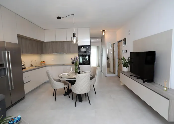 Appartamento New Luxury Air-conditioned Apartment, With Jacuzzi, Free Parking And Gardens *